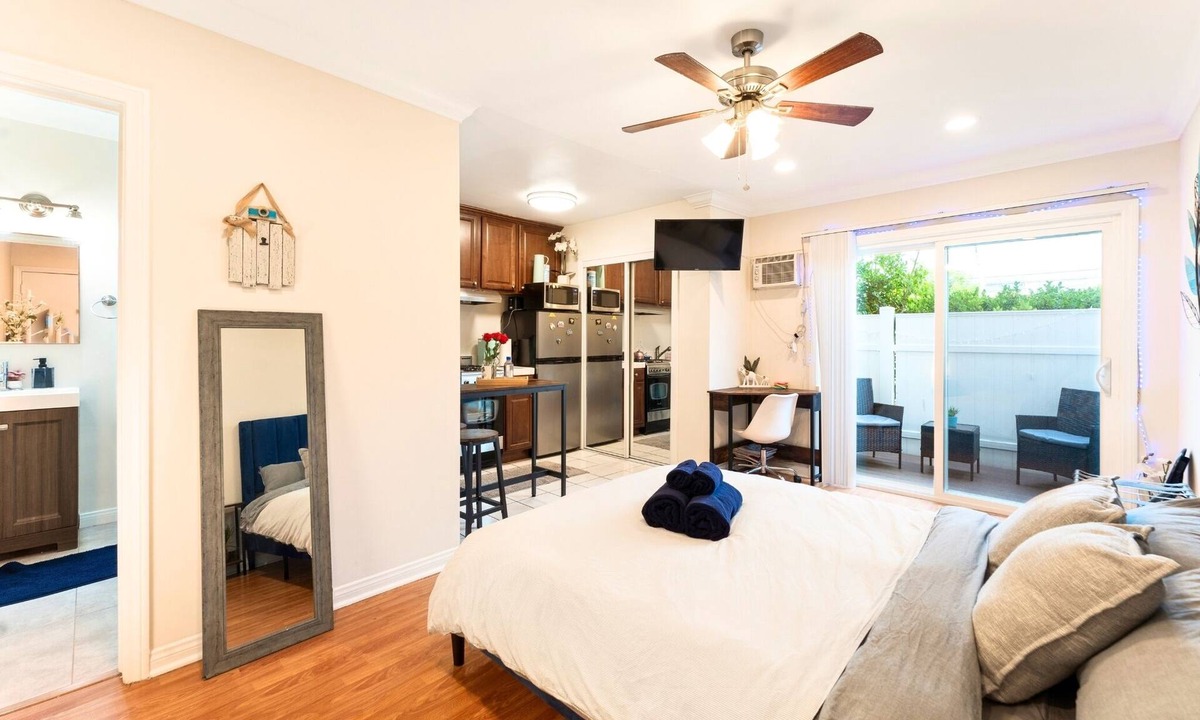 Washington Culver Apartment | Cozy Studio - Mins to WeWork, Sony Pics & Venice with Parking