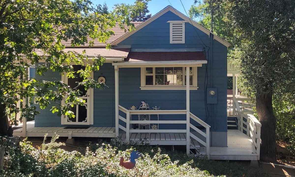 Julian Cottage | Cristine's Cozy Cottage in the Woods; Close to Town & Pet Friendly Fenced Yard!