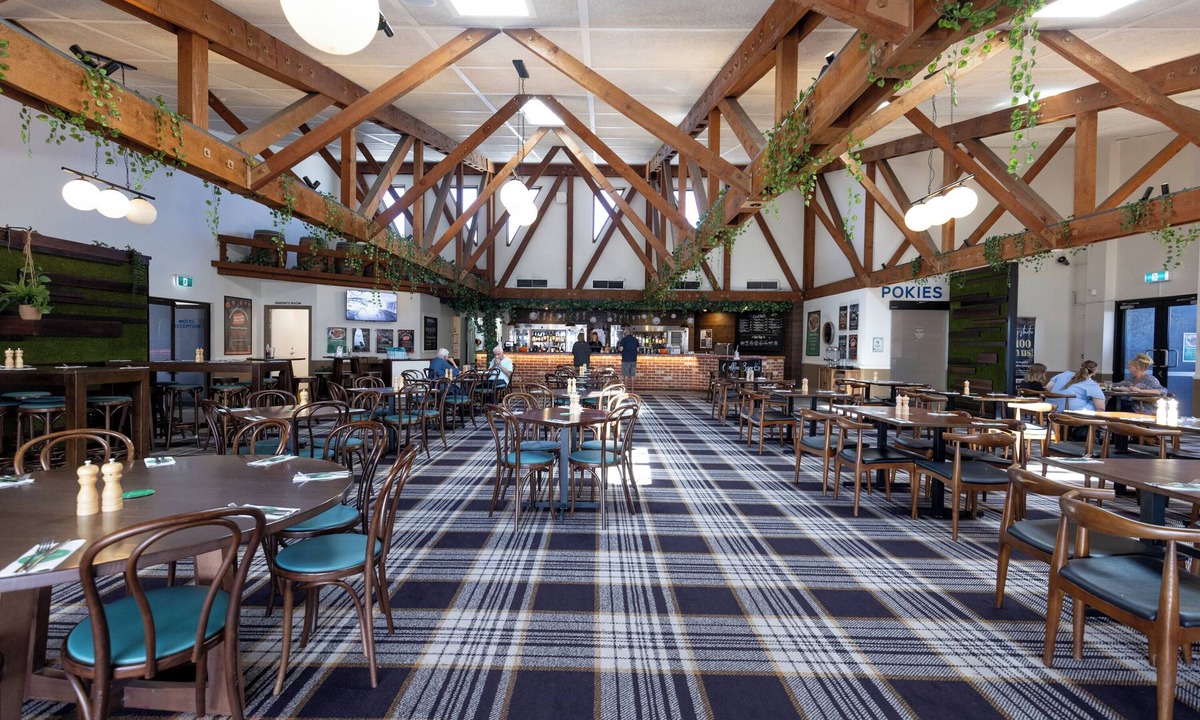 Battery Hill Hotel | Currimundi Hotel Motel
