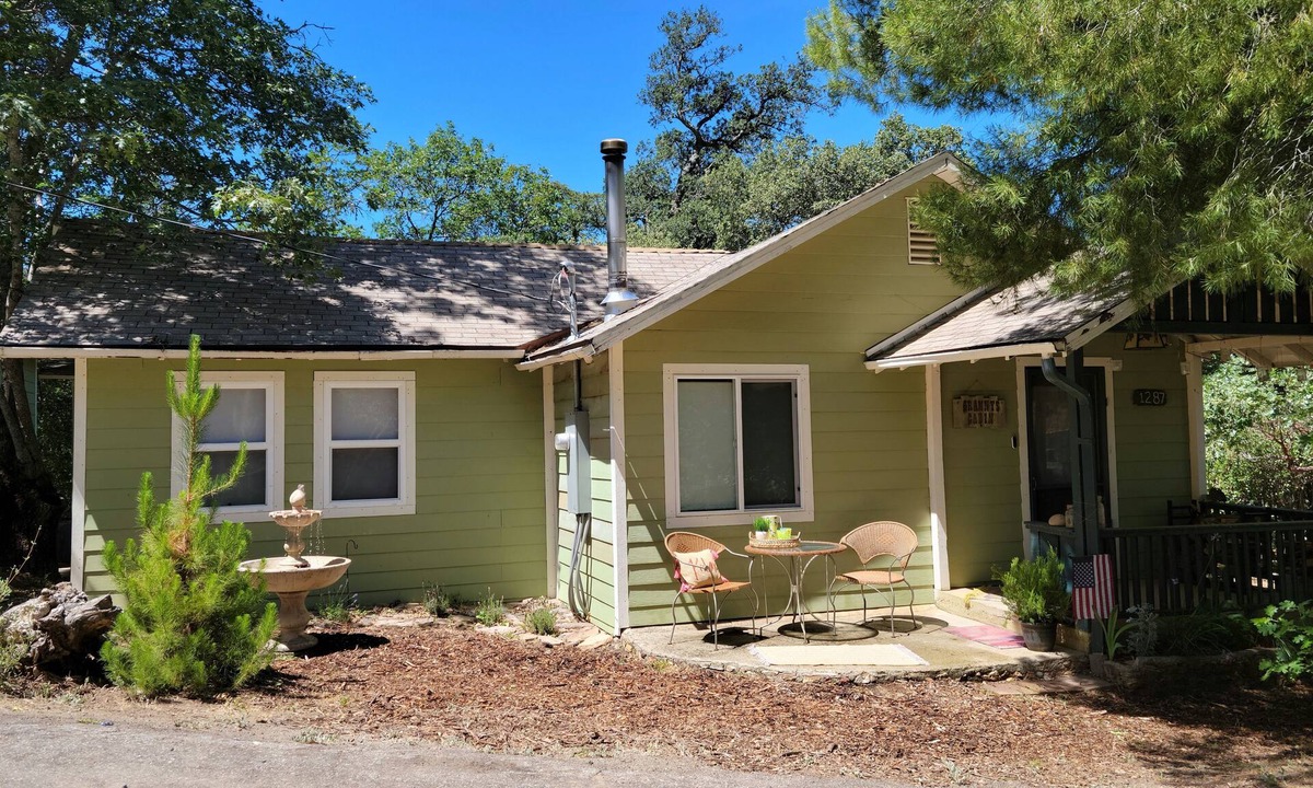 Julian Cabin | Cute & Cozy! Julian Mt. cabin. Hiking, wineries, brewery. All season getaway.