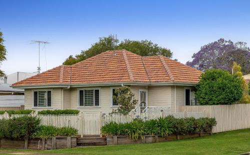 South Toowoomba House | Cute & Cuddly - Somerset Cottage
