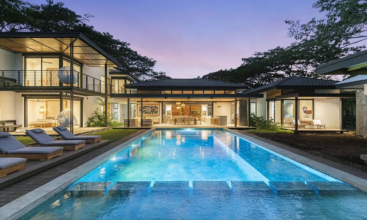 Tamarindo House | Daily housekeeping I Beach club membership I Outdoor grill by the pool