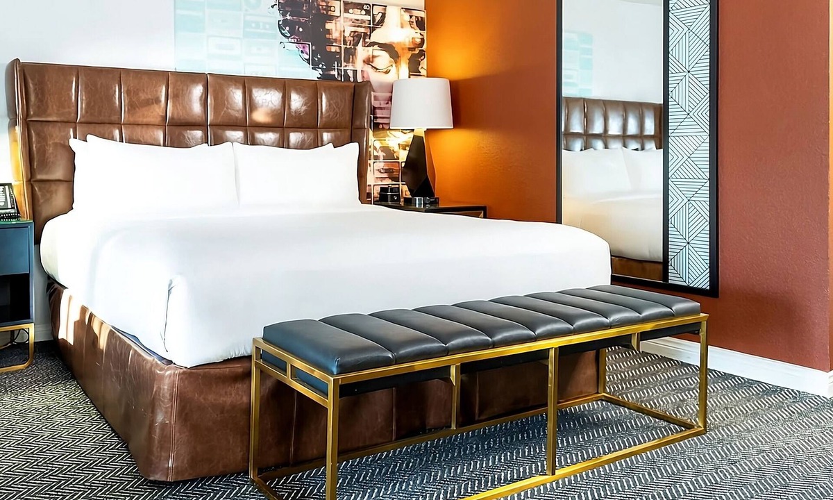 Norma Triangle Hotel | Deluxe King Suite near Beverly Hills with Rooftop Pool & City Views