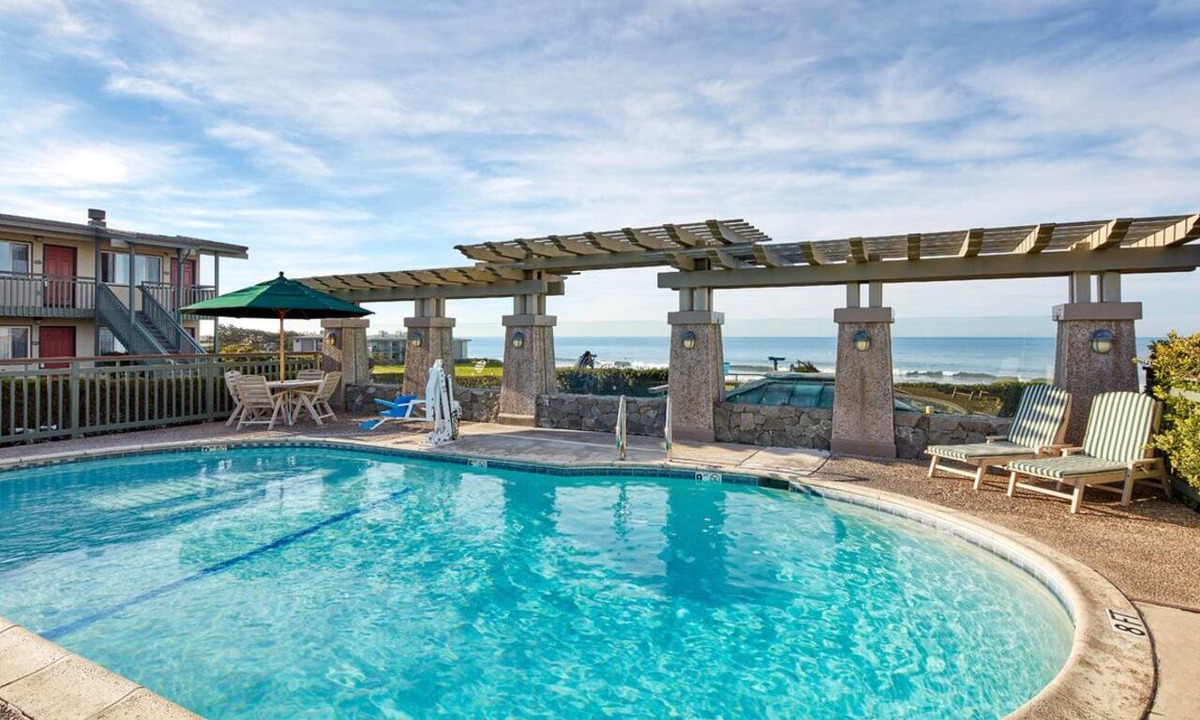 San Simeon Hotel | Deluxe King with Fireplace | Cavalier Resort | Near Hearst Castle