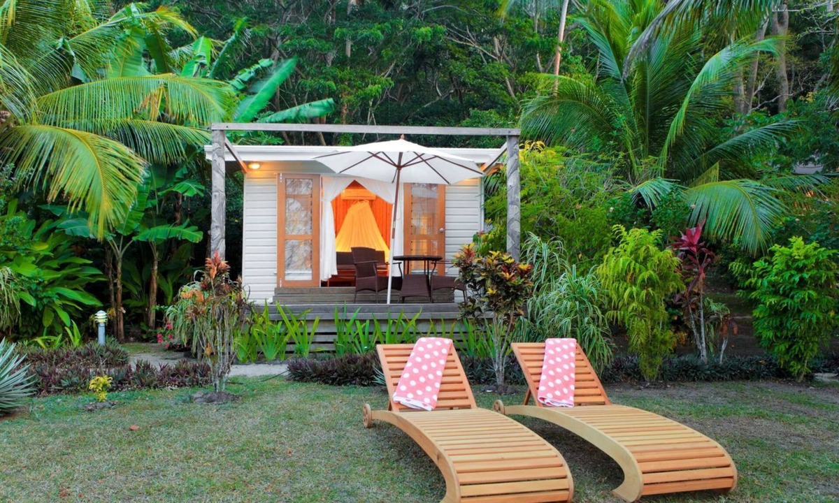 Na Sau Bay House | Deluxe Oceanfront Bure with en-suite Bathroom