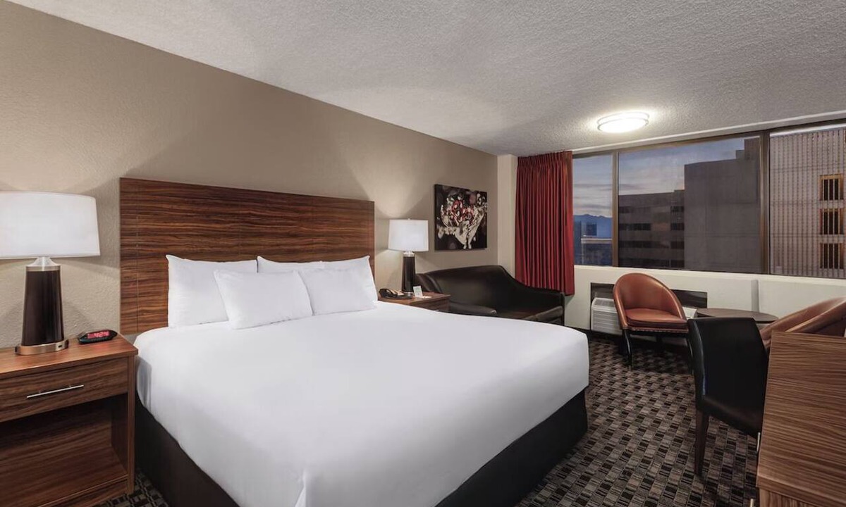 Downtown Las Vegas Hotel | Deluxe One King Room at The D Las Vegas