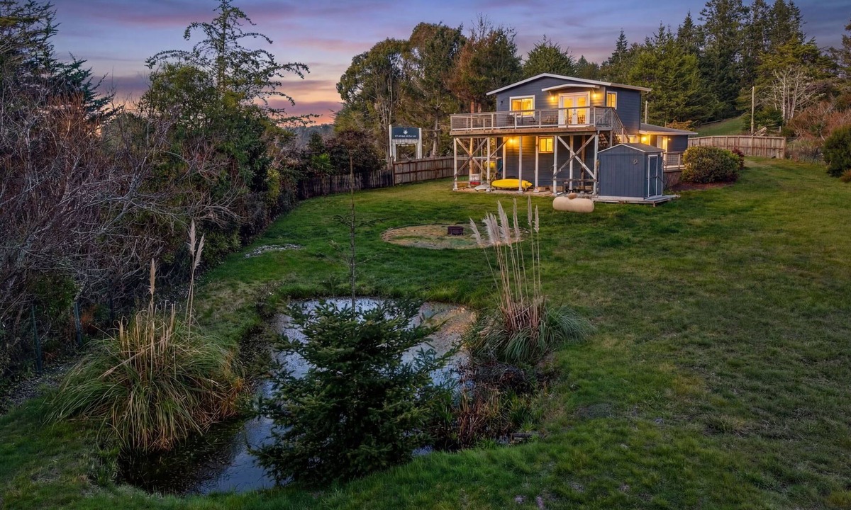 Mendocino House | Designer Cottage Chic Farmhouse l 3 Min to Town l Acre Land l Ocean Views