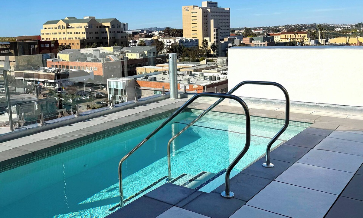 Hillcrest Apartment | Designer Hillcrest Retreat with Pool & Gym – Walking Distance to Top Dining