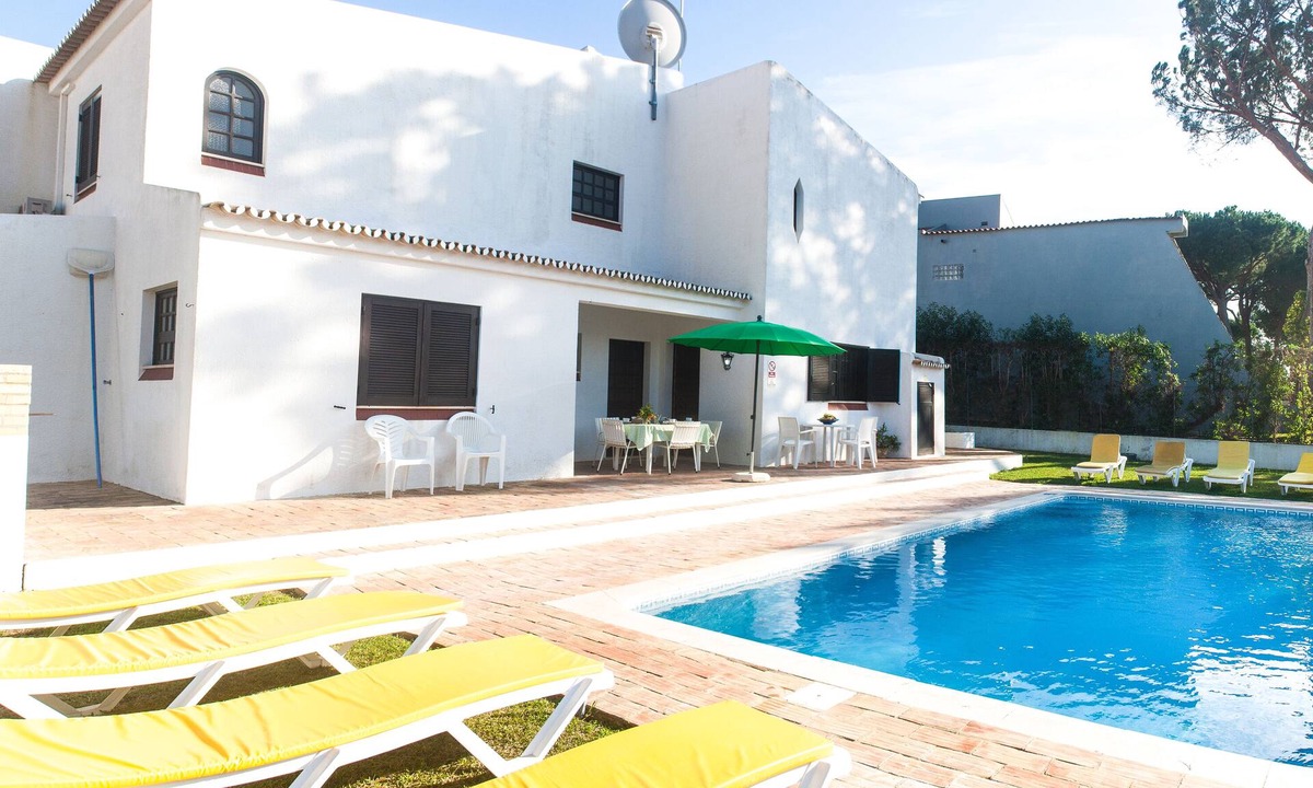 Quarteira Villa | Detached villa with private pool 1.5 km from Vilamoura marina