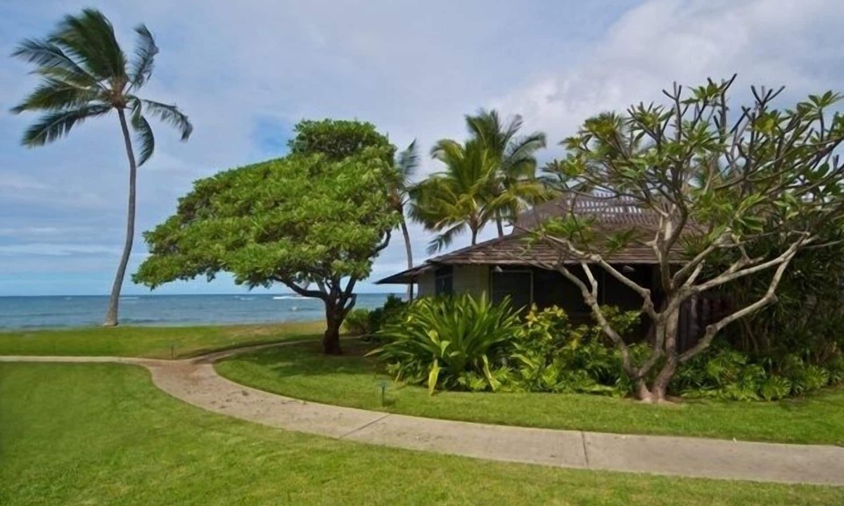 Waialua House | Directly Beachfront | Country Cottage