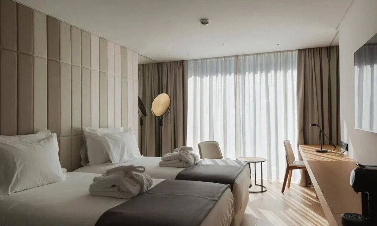 Sao Jorge de Arroios Hotel | Dive into Lisbon Nights: Rooftop Pool & Magical Light Show Views