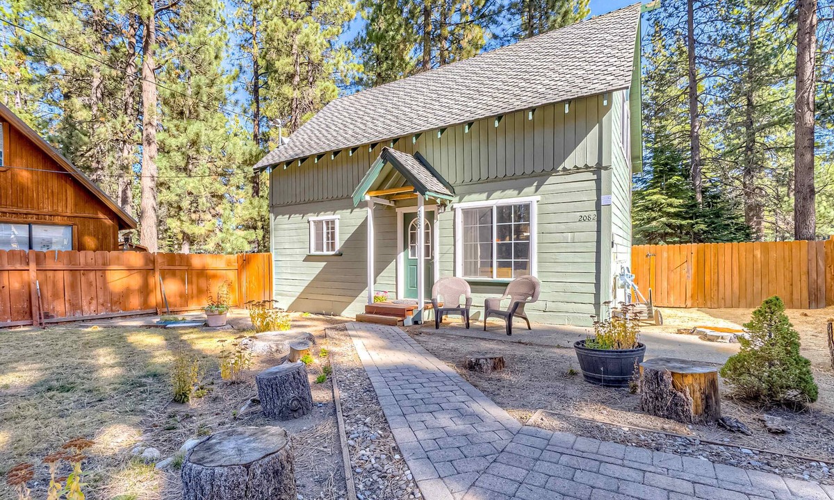 Tahoe Island Cabin | Dog Friendly Cabin with Hot Tub & Fireplace near Camp Richardson