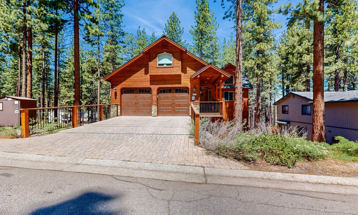 Montgomery Estates House | Dog-friendly wooded retreat near skiing, beaches, dining with 2 living rooms & deck