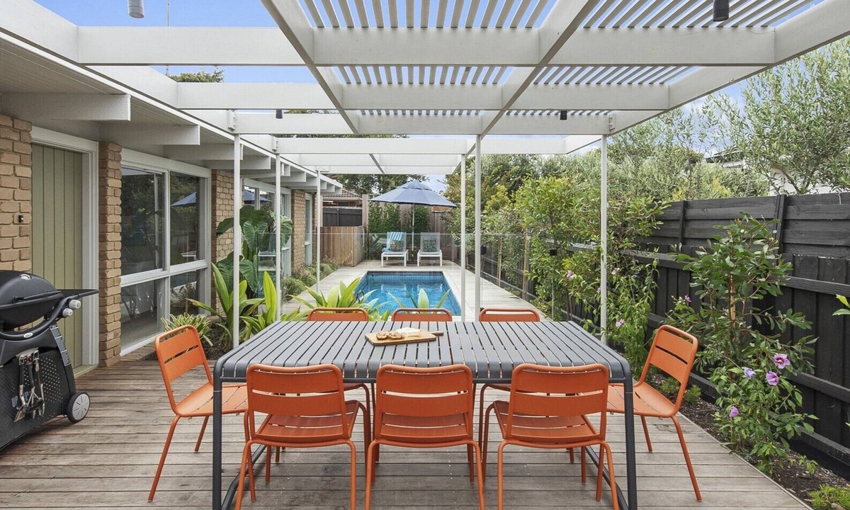 Rye House | Dolphin – Solar heated pool, 1km walk to the bay