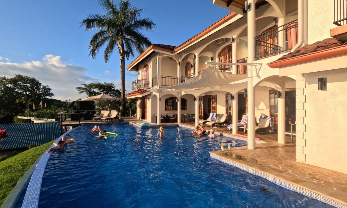 Playa Tortuga Hotel | El Castillo - Spacious 10-bedroom river and ocean front hotel