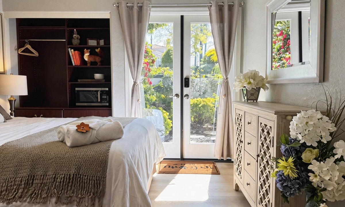 Felicita Apartment | Elegant Designer Suite: Serene Garden View & Private Entry