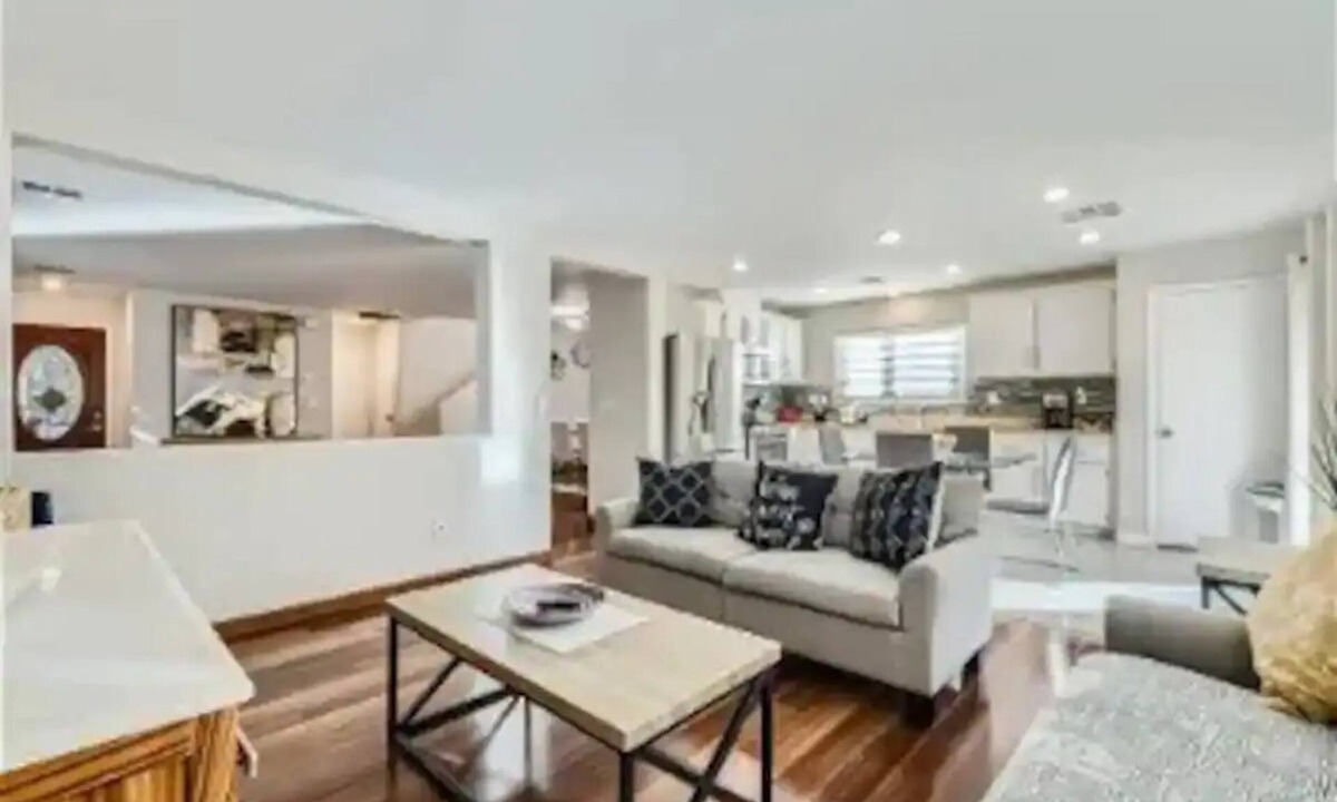 Sunrise Manor House | Enjoy My Casa close to the DT