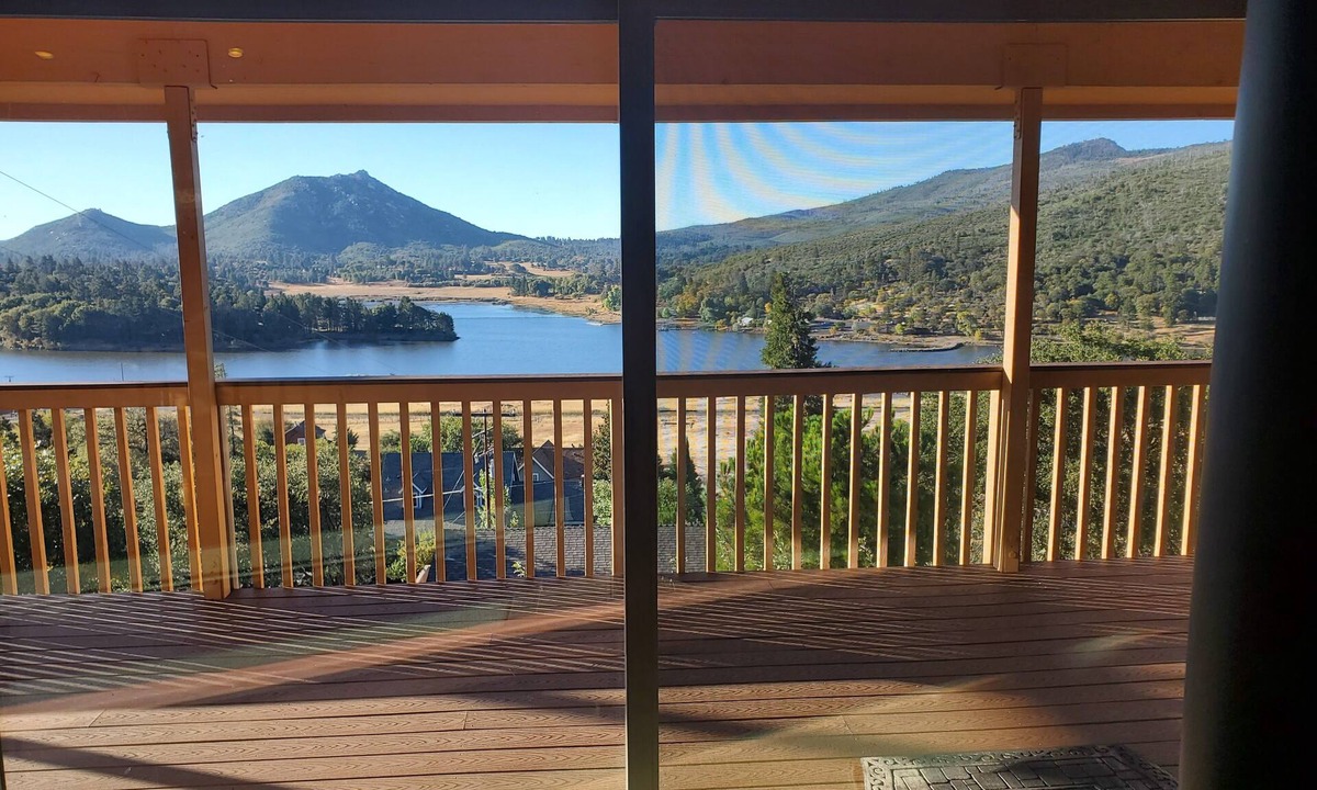 Julian House | Enjoy the spectacular views from the balcony and cabin at this mountain location