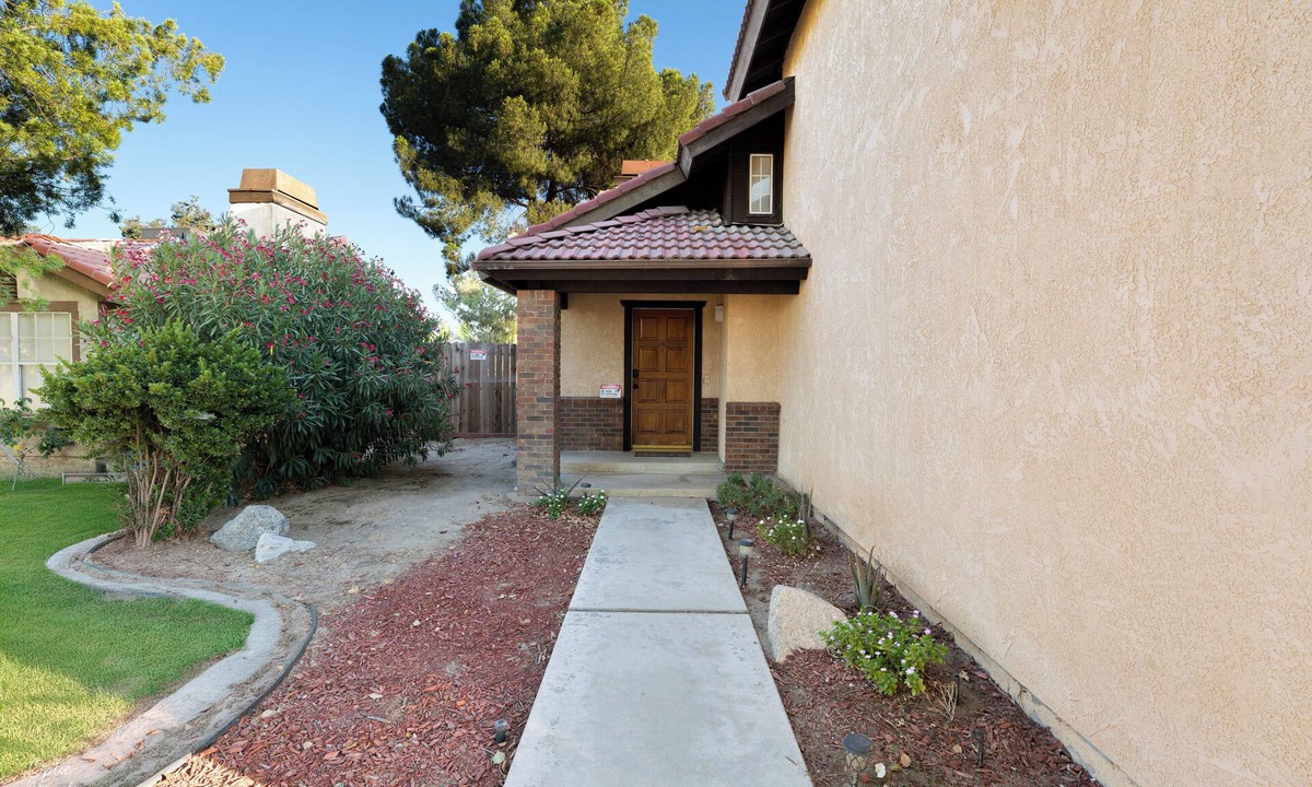 Pumpkin Center House | Entire SW 3bedroom 2.5bath house with Kingsize bed Bakersfield family-friendly