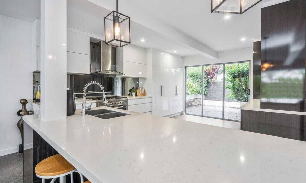 Broadbeach Waters Villa | Essence House - 4 Bedroom Holiday Home on the Water