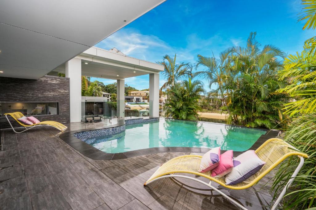 Broadbeach Waters House | Essence of Broadbeach - Luxury Broadbeach Family Escape with Pool