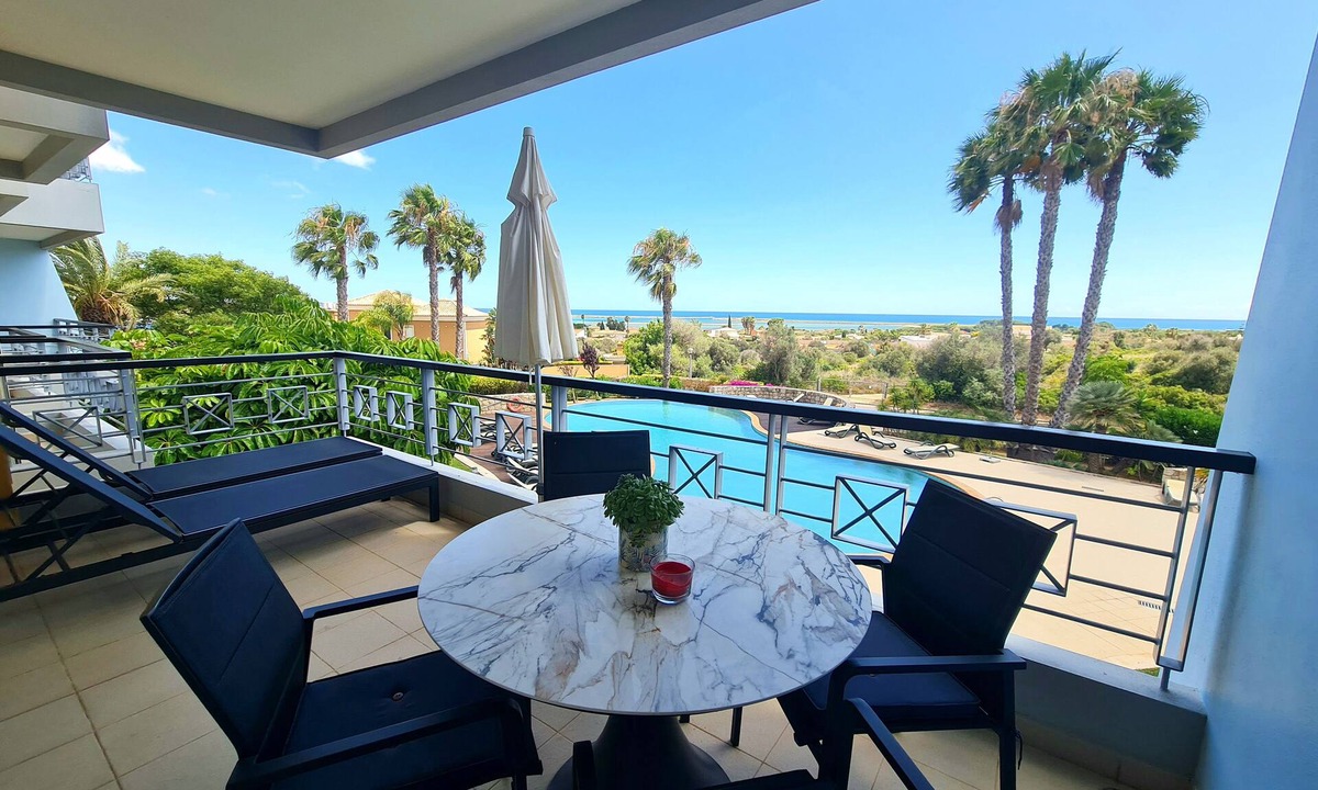 Alfarrobeira Apartment | Exclusive Apartment with Sea View, Pool, Gym, Sauna & Whirlpool