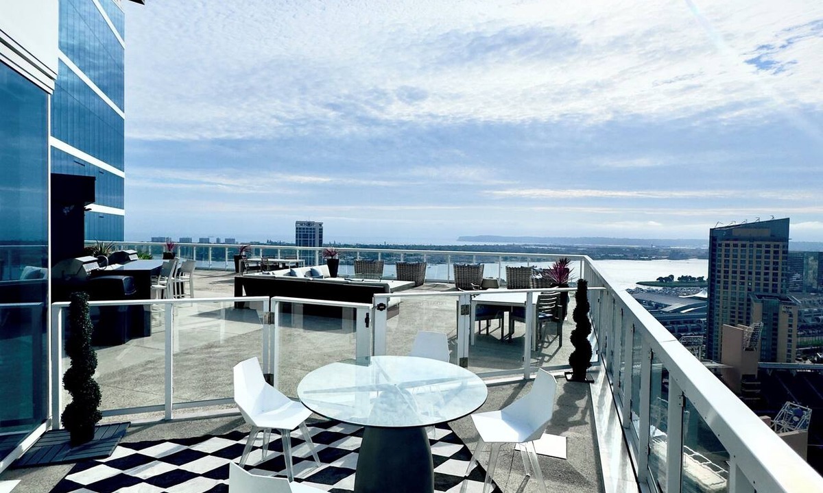 East Village Condo | Exclusive Horizon Lounge Skyline Suite- 5 Walk to Comic Con