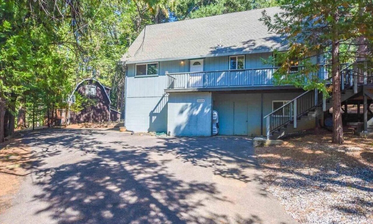 Phoenix Lake-Cedar Ridge Cabin | Fabulous 4-bedroom, 9 bed cabin with AC and games basement in charming Sonora