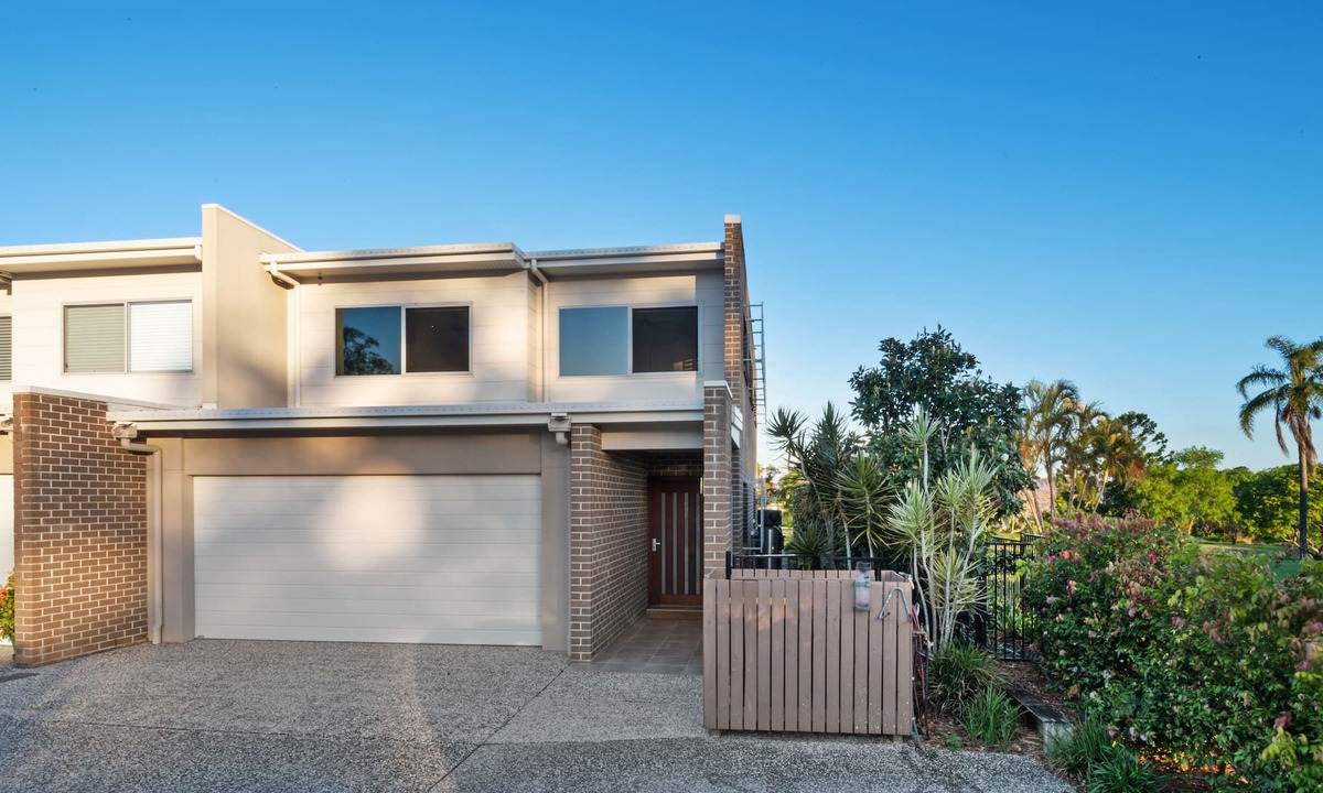 Yatala House | Fairway Village @ Windaroo Lakes Golf Club