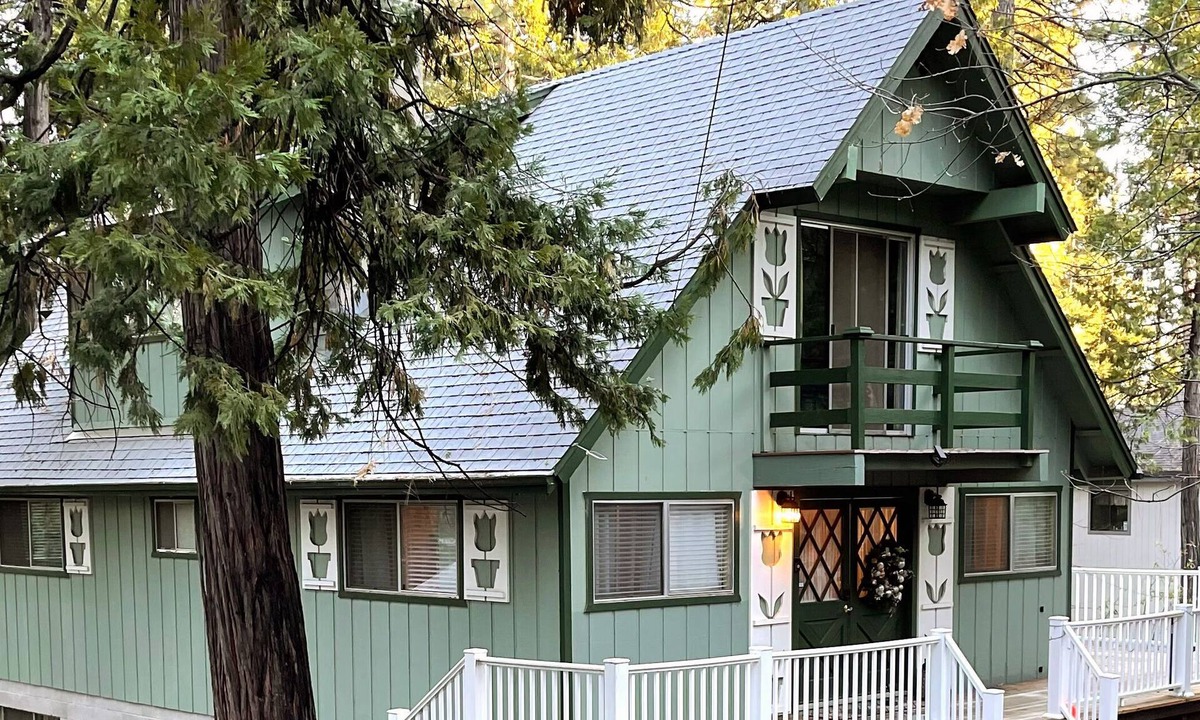 Glencoe Ski Chalet | Family Cabin In Quiet Neighborhood Near Hiking