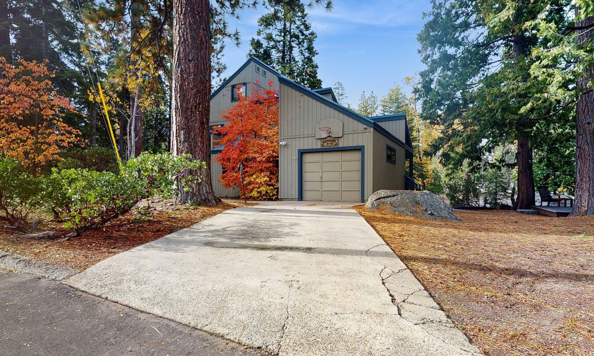 Sierra Cedars House | Family-friendly mountain retreat w/large wood deck, gas grill, fireplace