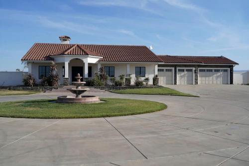 Tracy House | Family-Friendly Vacation Home with Pool, Sports Courts & Event Space near Tracy Sky-Dive Center – Tracy, California