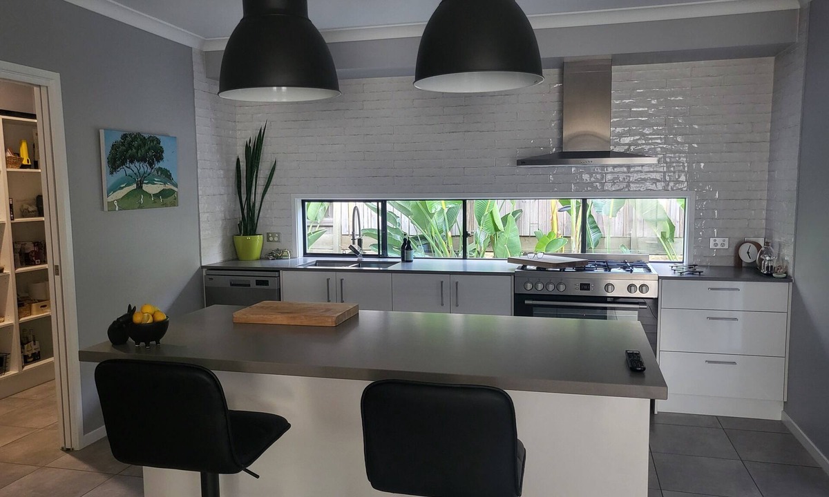 Pimpama House | Family home with yard.so close to theme parks