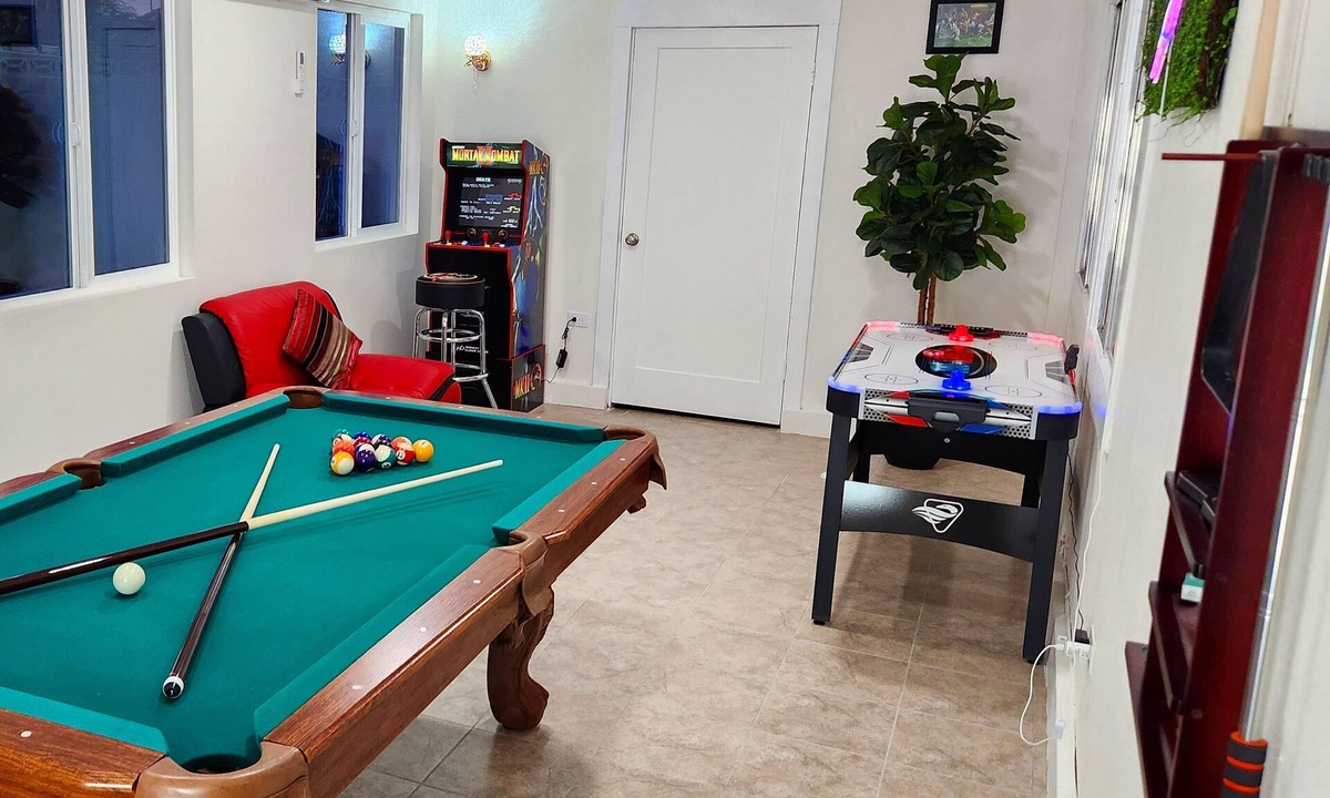 Las Vegas House | Family Largue House: Slide, Game Room & Jacuzzi