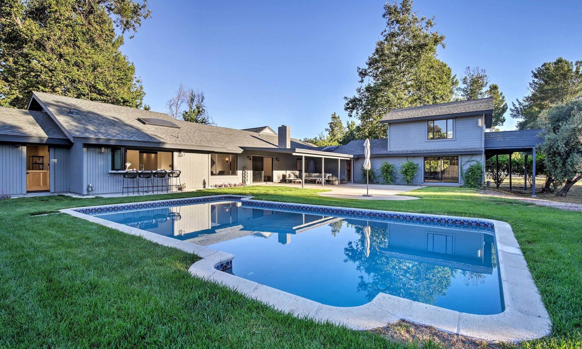 Valley Center House | Family Retreat - Private Tennis Court & Game Room