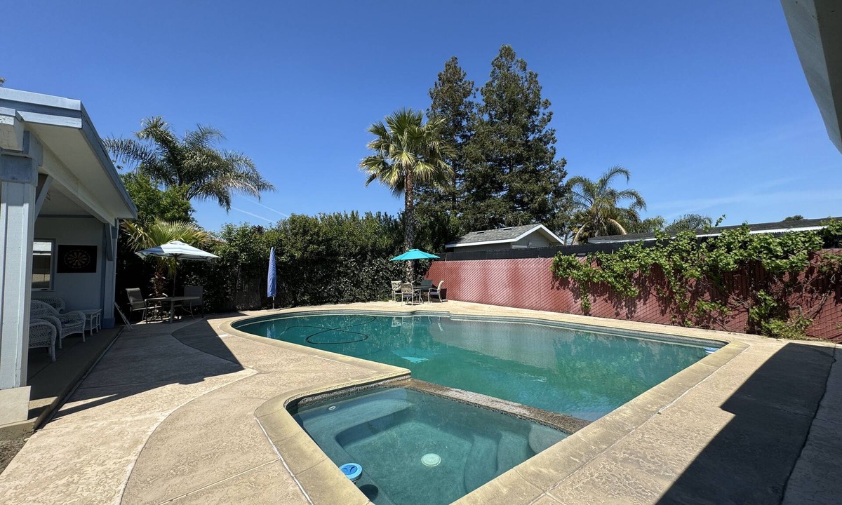 Atwater House | Family Sized home w/Pool, Pool table, ping pong & darts in a central location!