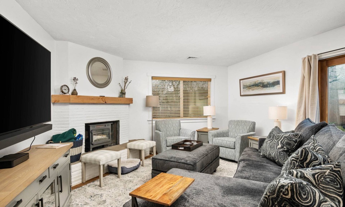 Central Oregon House | Fantastic Single Level Retreat, Pet Friendly, Fully Fenced Backyard, Hot Tub, Close to Everything