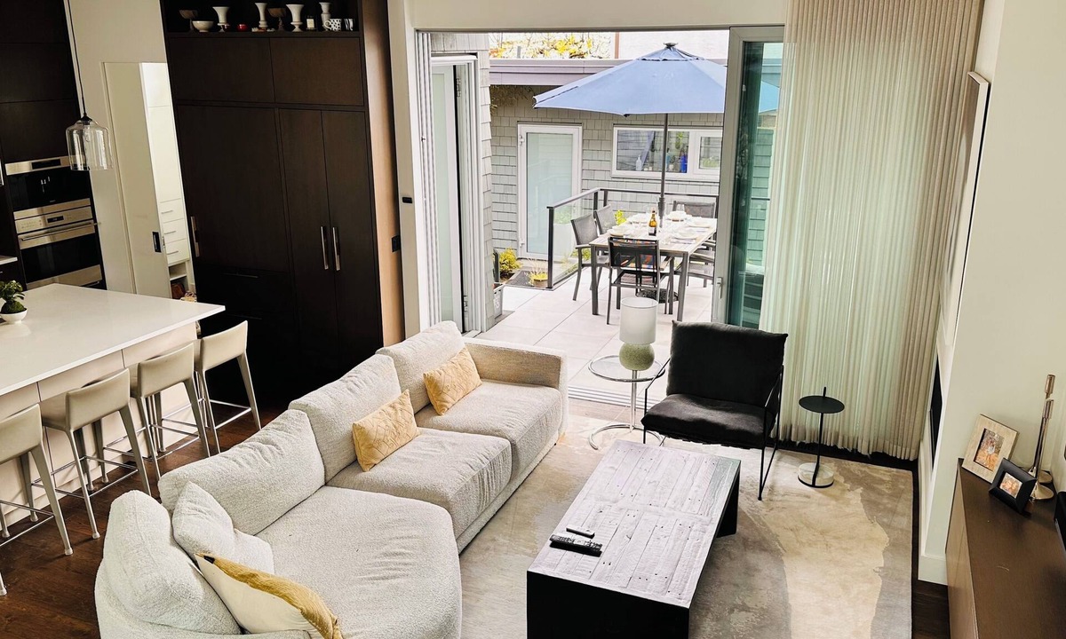 Riley Park House | MAJOR INTERNATIONAL SPORTING EVENT 2026 ready | Walk to BC Place | Spacious 5BR+ 3.5BA | Sleeps 11 | AC + PRKG