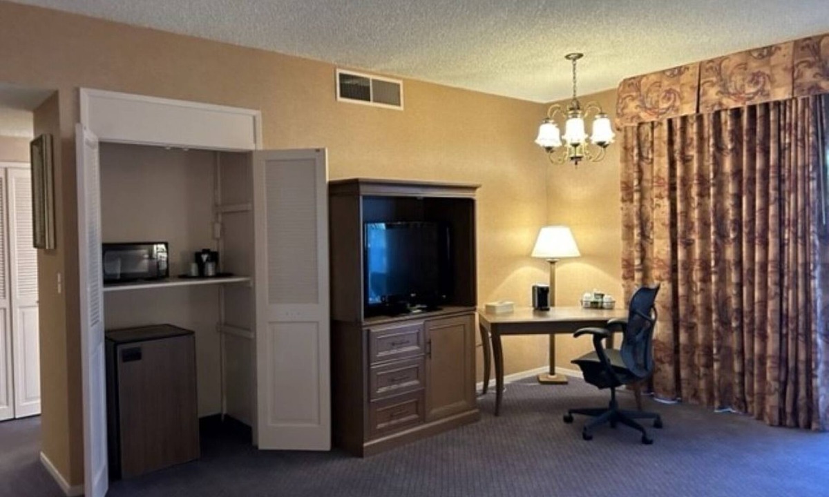 Raisin Hotel | Fresno Airport Stay with Free Shuttle Near Yosemite, Sequoia & Local Attractions