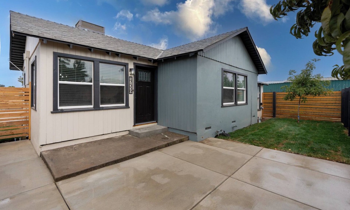 Friant House | Fully Furnished 3BR 1bath home– Ideal for 30+ Day Stays