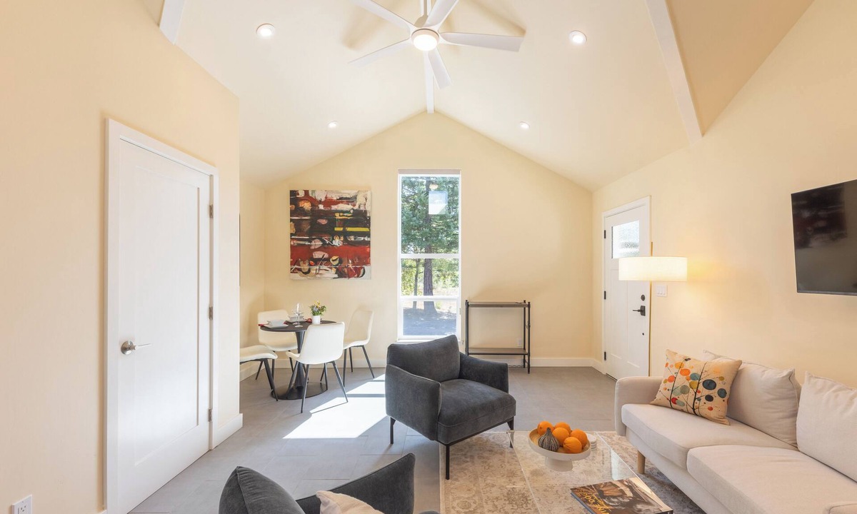 Healdsburg House | Fully furnished ADU farmhouse in fabulous Healdsburg all utilities included