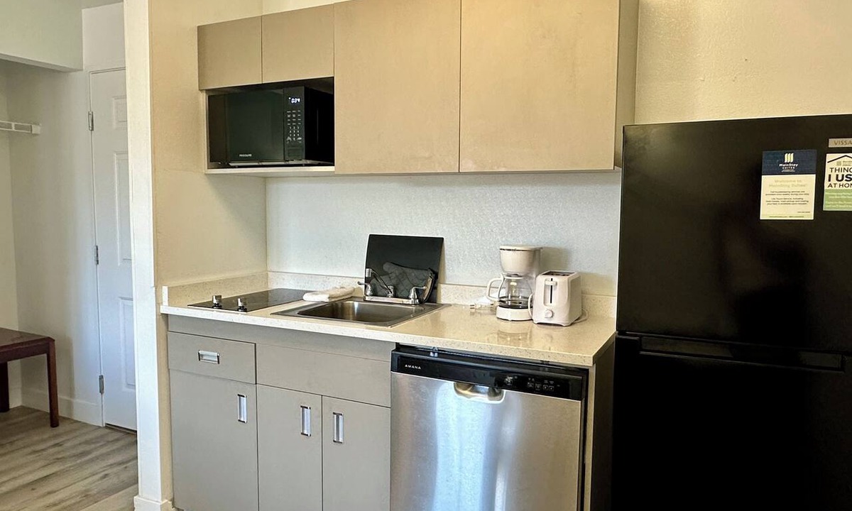 Las Vegas Hotel | Fully Furnished Hotel Suites in Las Vegas with Fitness Room and Outdoor Pool