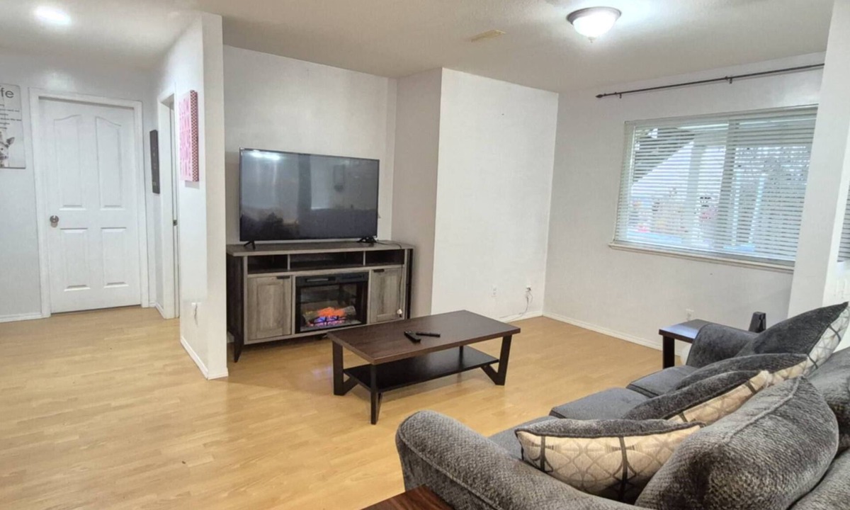 Maple Ridge House | FULLY FURNISHED – PERFECT FOR SHORT-TERM OR LONG-TERM RENTALS From Jan 1, 2026