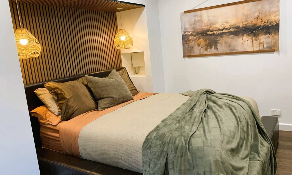 Carrara Apartment | Fully Self-contained Spacious Granny Flat/Pool House at Rear of Owner's Home.