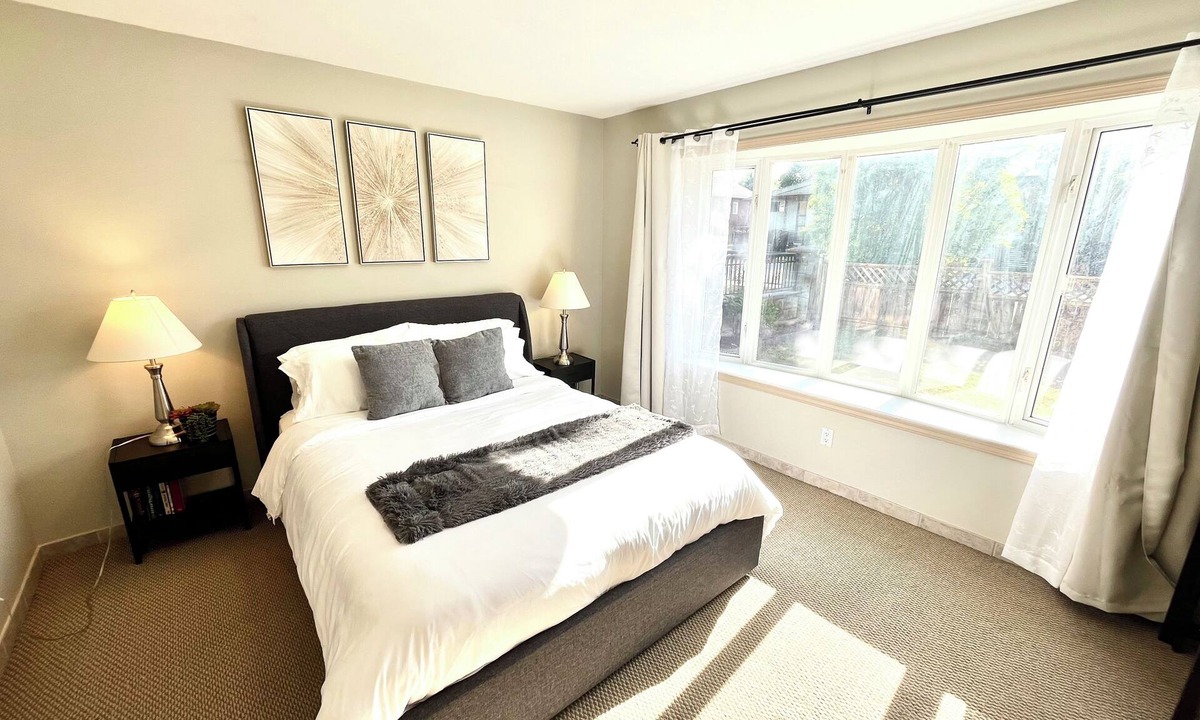 Renfrew-Collingwood House | Garage Parking and Airconditioned Vancouver House Close to Restaurants and Parks