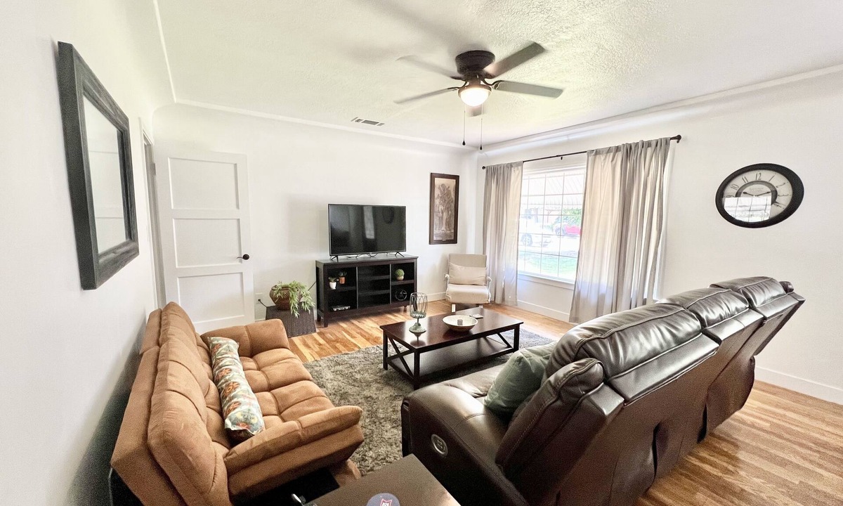 Porterville House | Gateway to the Sequoias