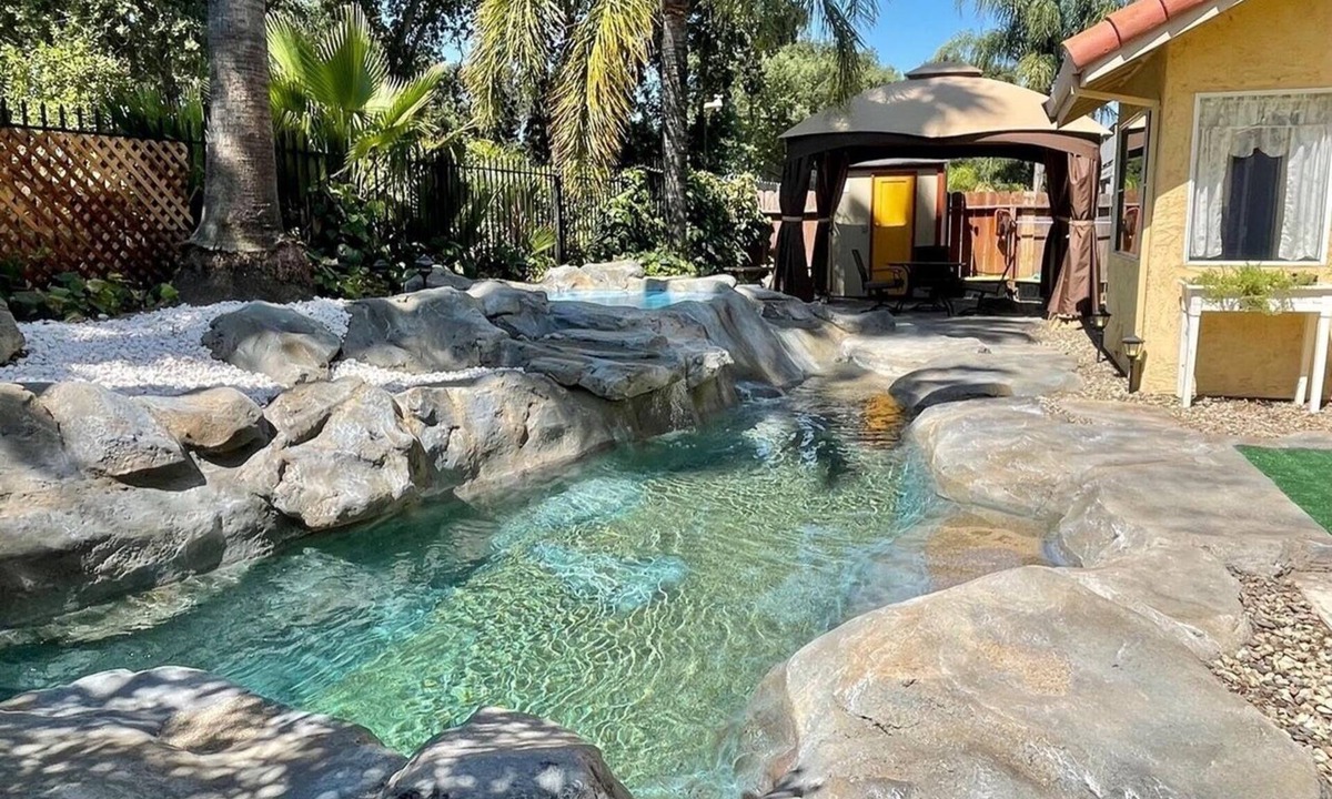 Stockton House | Get Away From The Crowd, Stay Closer To The Nature And In A Luxury Homey House!