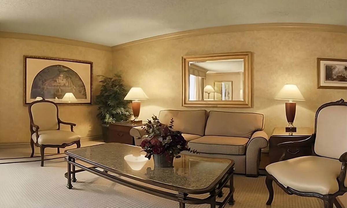 Downtown Las Vegas Hotel | Gold Tower Parlor Suite at Golden Nugget Las Vegas, Pets Allowed, Nightclub!