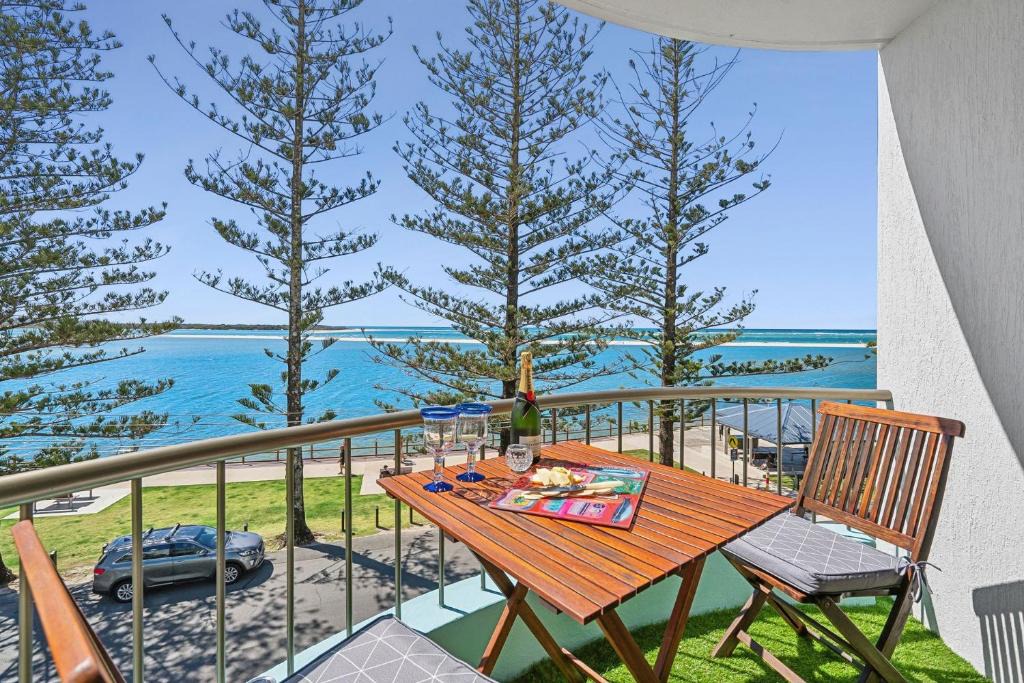 Golden Beach Apartment | Golden Views Hideaway - Ocean views & Free parking