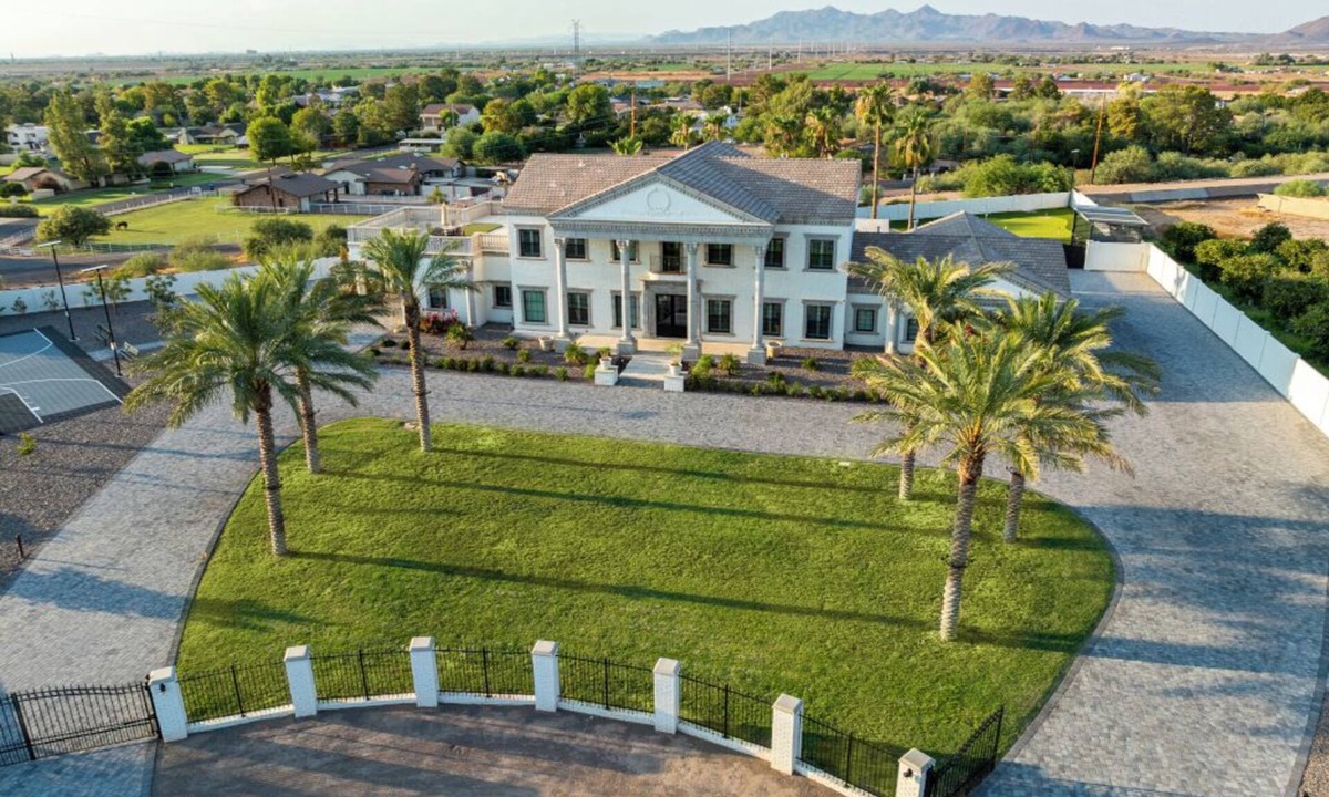 Mesa House | Golfer's Dream 7,000 Sq. Ft WHITE HOUSE